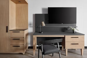 Habitación estándar, 1 cama de matrimonio grande, cocina básica | Escritorio, tabla de planchar con plancha, wifi gratis y ropa de cama