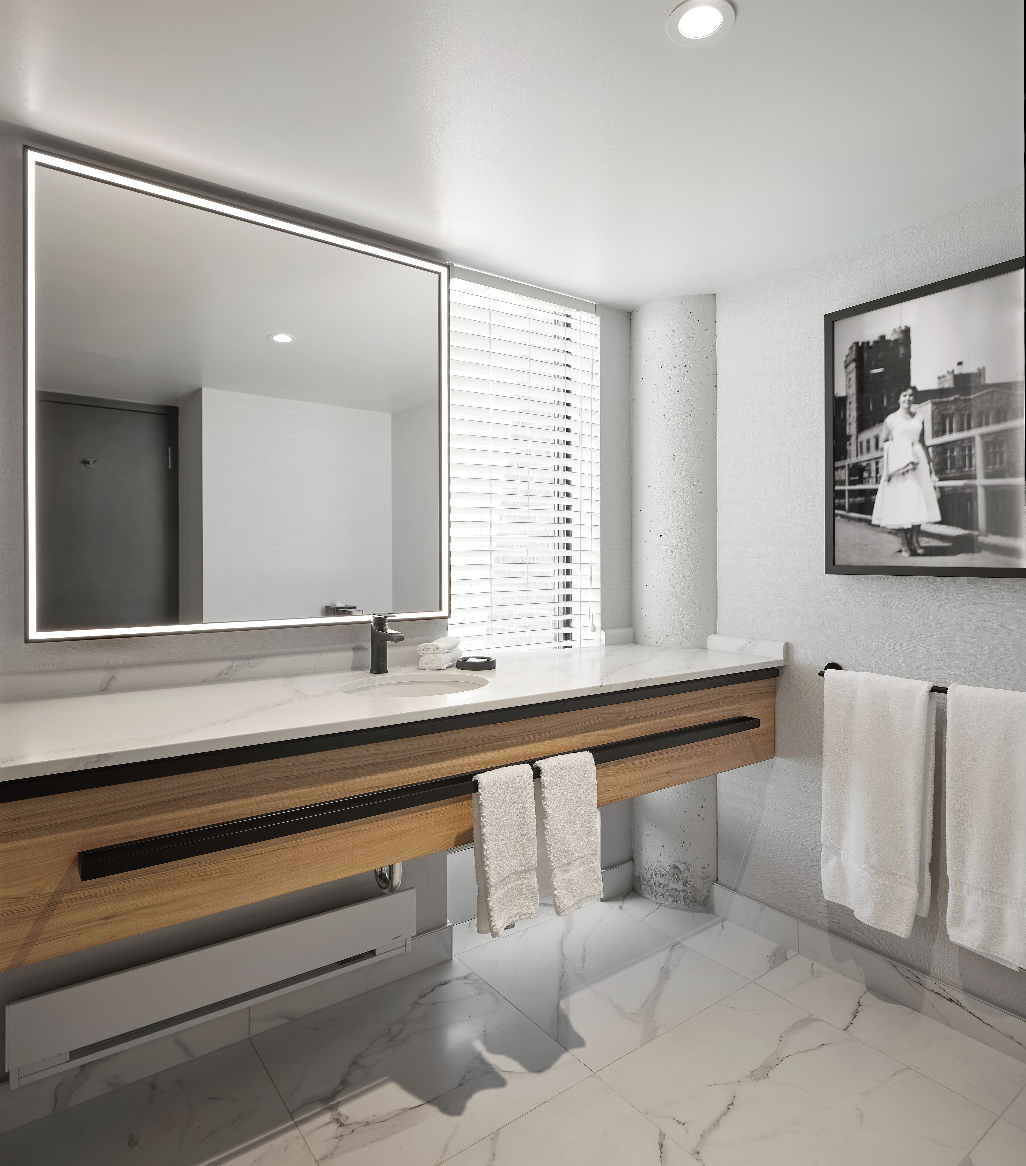 executive room, 1 king bed, bay view | bathroom | combined shower/bathtub, free toiletries, hair dryer, towels