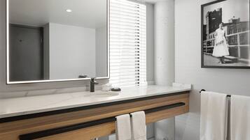 Executive Room, 1 King Bed, Bay View | Bathroom | Combined shower/tub, free toiletries, hair dryer, towels