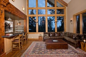 Una televisión de pantalla plana, una chimenea