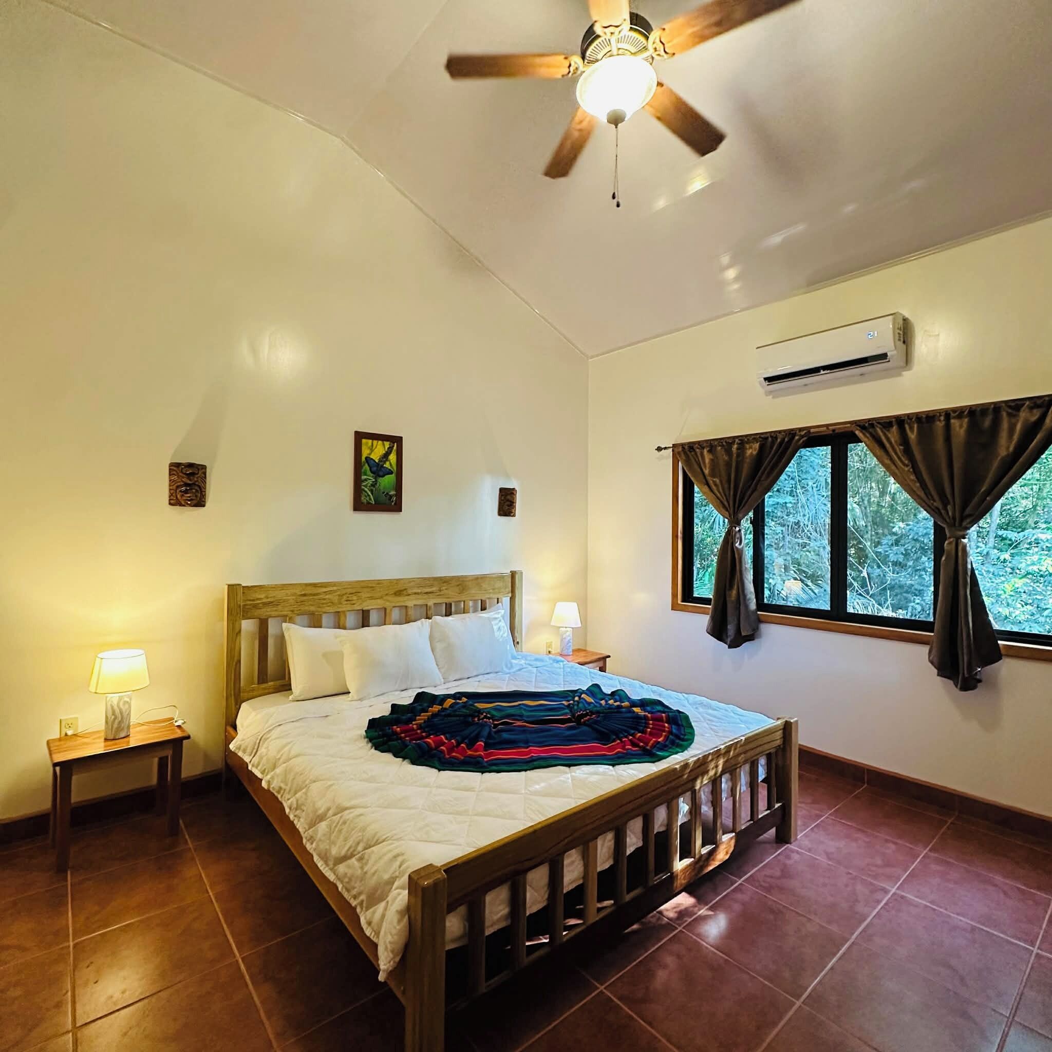 أغطية فراش متميزة وخزنة داخل الغرفة وبديكورات فريدة لكل غرفة