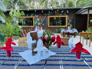 Se sirven desayunos, almuerzos y cenas (con vistas al jardín) 