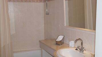 Suite | Bathroom | Combined shower/tub, free toiletries, hair dryer, bidet