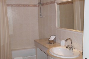Suite | Bathroom | Combined shower/tub, free toiletries, hair dryer, bidet - Casa De Estoi (Faro)