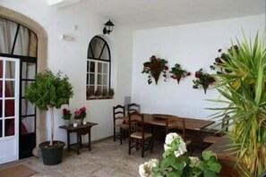 Outdoor dining - Casa de Estoi (Faro)