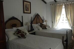 Double or Twin Room | Blackout drapes, cribs/infant beds, rollaway beds, free WiFi - Casa de Estoi (Faro)