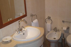 Combined shower/tub, free toiletries, hair dryer, bidet - Casa De Estoi (Faro)
