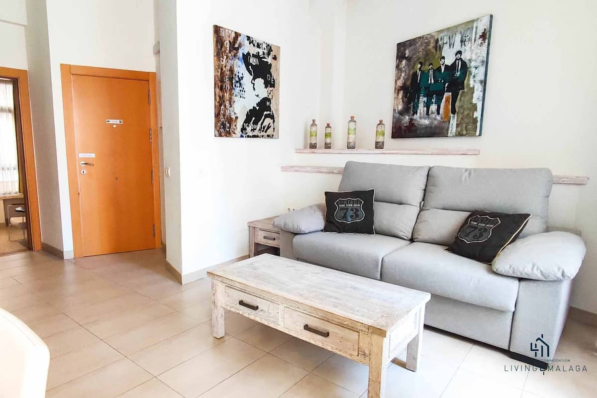 Caja de seguridad en la habitación y espacio para trabajar con laptop 
