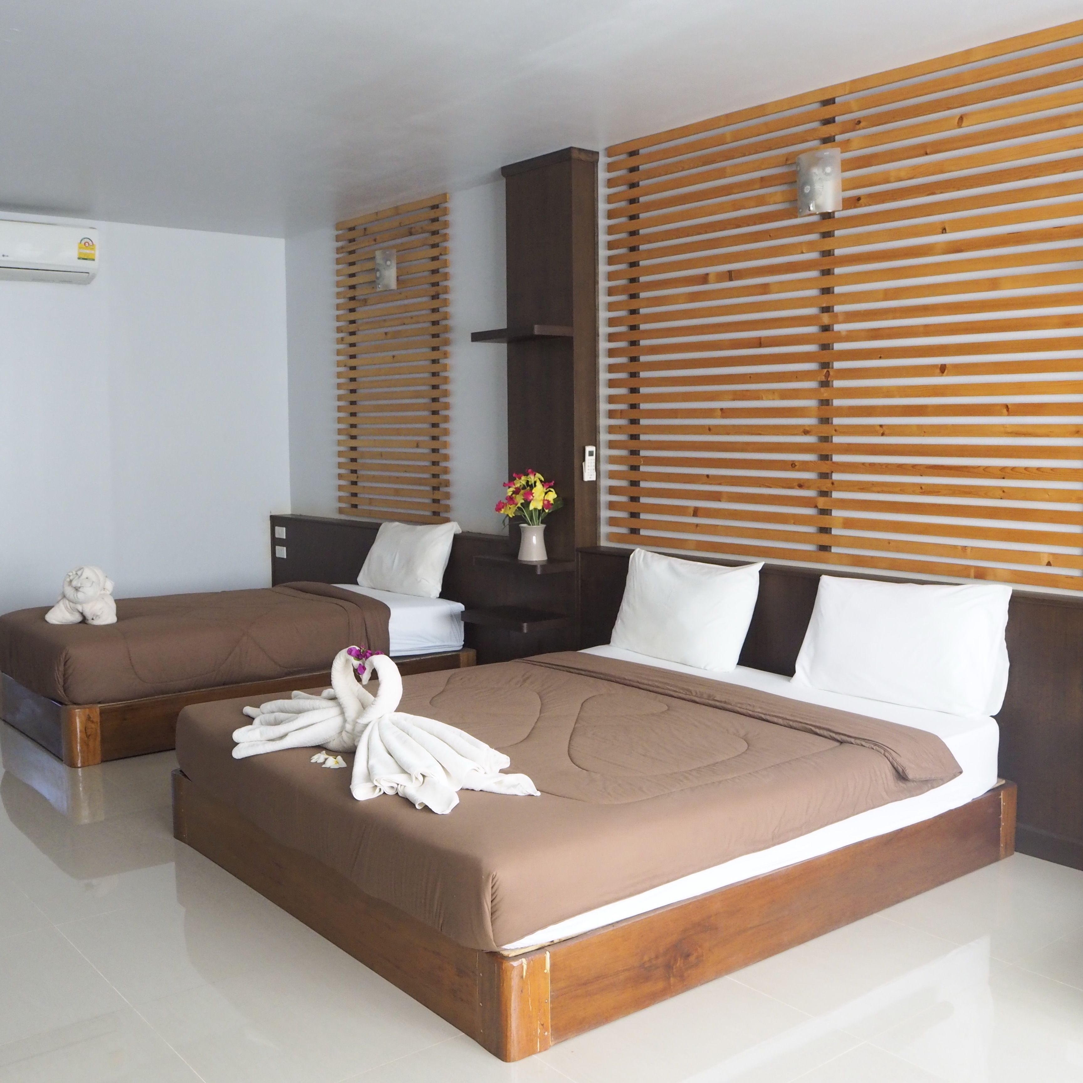 Habitación triple, vistas a la montaña | Escritorio, sistema de insonorización, cunas (de pago)