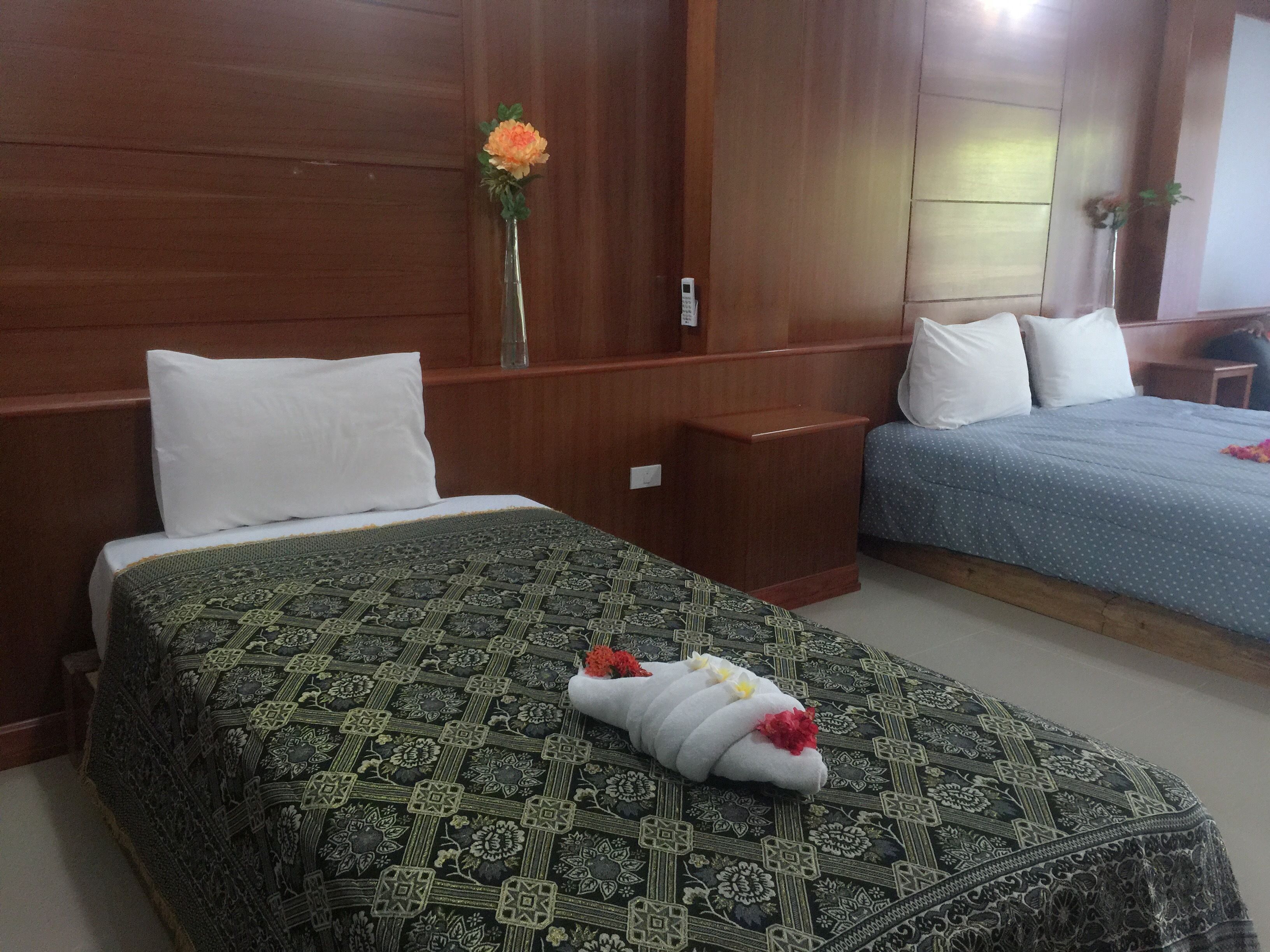 Studio Apartment | Bathroom | Rainfall showerhead, free toiletries, towels