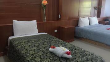 Studio Apartment | Bathroom | Rainfall showerhead, free toiletries, towels