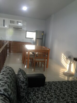 Studio Apartment | Oleskelualue | 32–tuumainen LCD-televisio, jossa kaapelikanavat