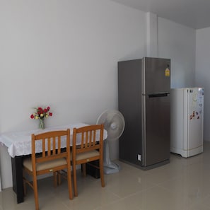 Habitación triple, vistas a la montaña | Zona de estar | Televisión LCD de 32 pulgadas con canales por cable, una televisión