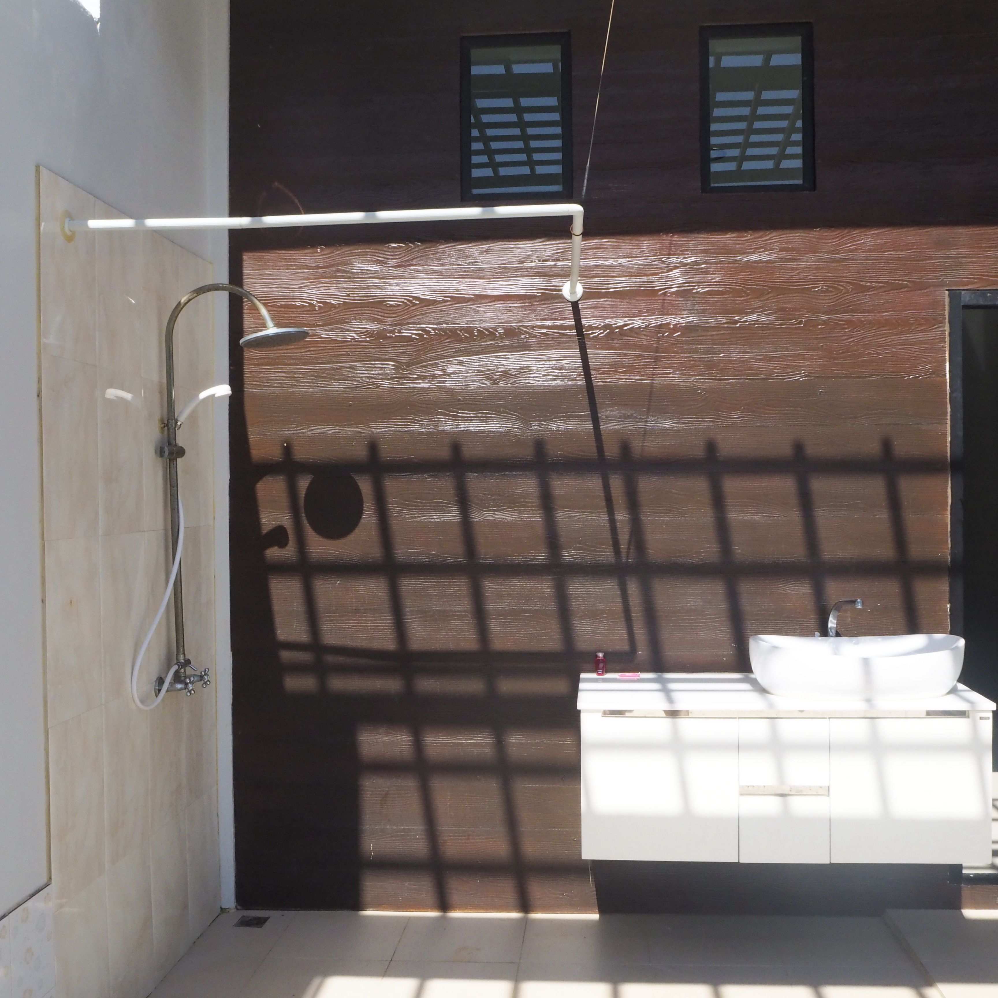 Triple Room, Mountain View | Bathroom | Rainfall showerhead, free toiletries, towels