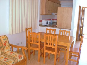 Cots/infant beds, rollaway beds, bed sheets