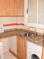 Frigorifero con congelatore, microonde, piano cottura