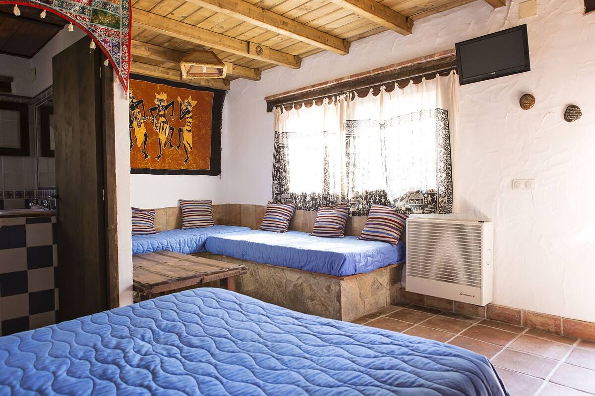 desk, blackout curtains, soundproofing