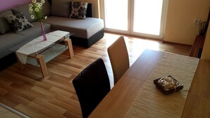 Appartement « Premier », 2 chambres, balcon, vue mer | Coin séjour
