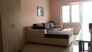 Comfort Studio Suite, Terrace | Living area