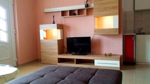 Comfort Studio Suite, Terrace | Living area | 82-cm LED TV with cable channels, TV - Villa Sara (Makarska)