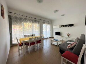 Apartamento básico, 3 quartos, terraço | Área de estar | TV