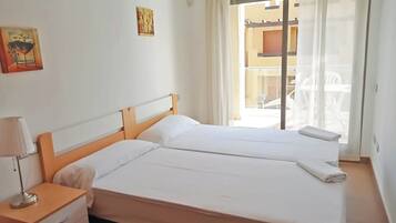 ๋ฒ ์ด์ง ์ํํธ, ์นจ์ค 1๊ฐ, ํ
๋ผ์ค | ๊ฐ๊ฐ ๋ค๋ฅธ ์คํ์ผ์ ์ธํ
๋ฆฌ์ด, ๊ฐ๊ฐ ๋ค๋ฅด๊ฒ ๊ฐ๊ตฌ ๋น์น, ์นจ๋ ์ํธ