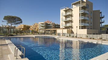 Una piscina al aire libre de temporada