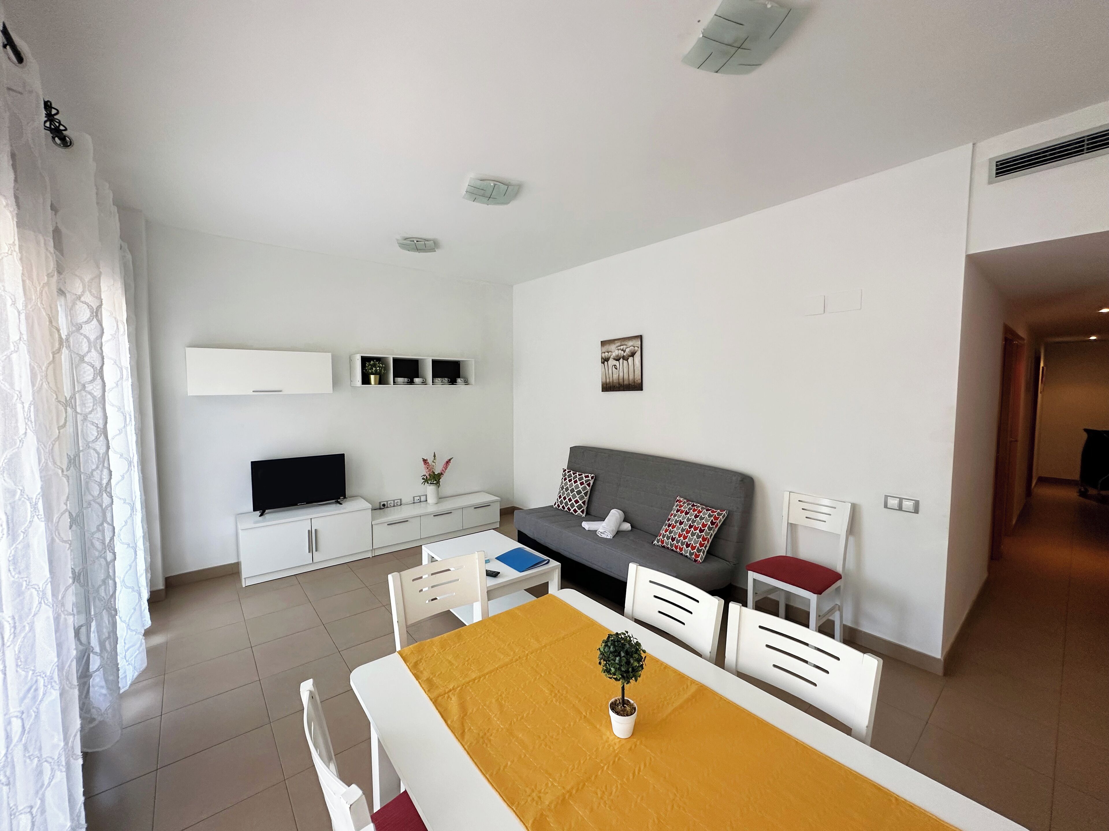 Eenvoudig appartement, 3 slaapkamers, terras | Woonruimte | Televisie