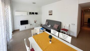 Eenvoudig appartement, 3 slaapkamers, terras | Woonruimte | Televisie
