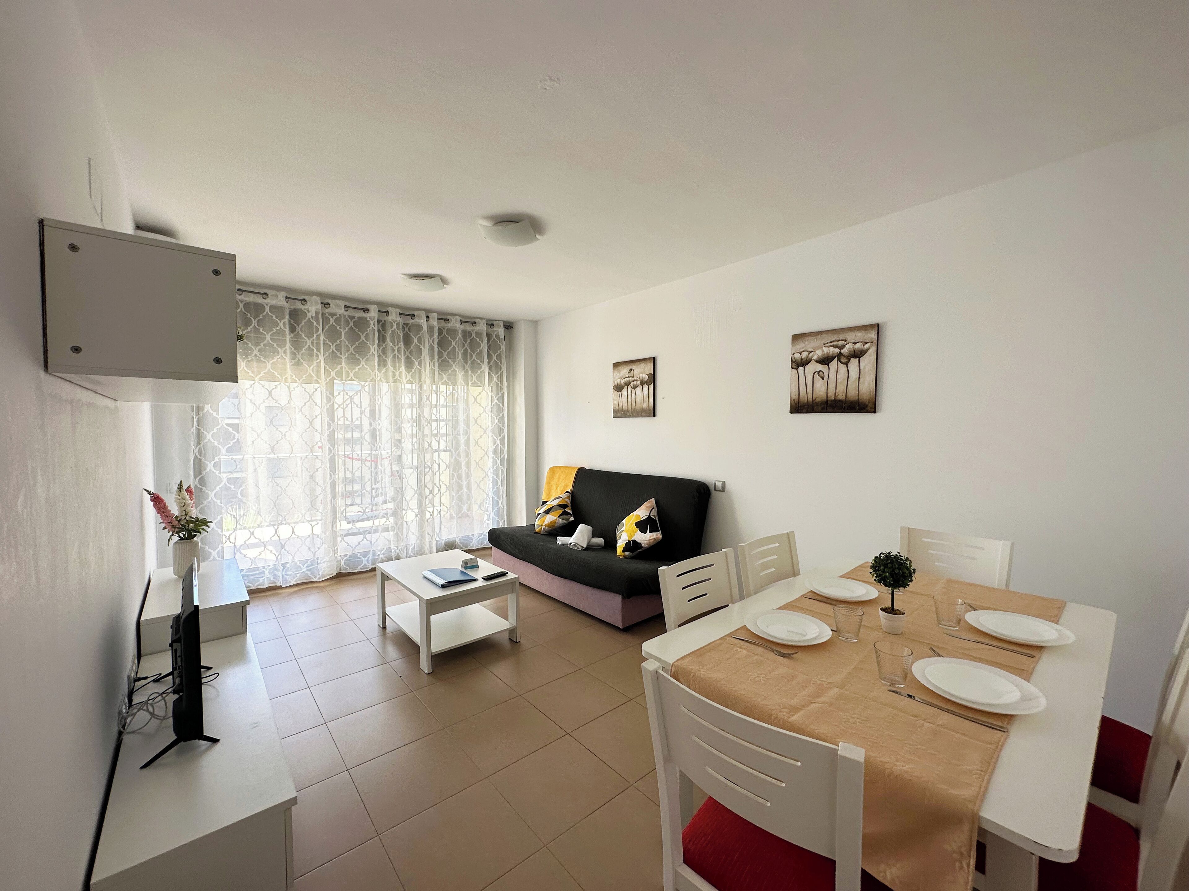 基本公寓, 2 間臥室, 露台 | 起居區 | 電視