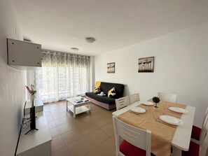 Basic-Apartment, 2Â Schlafzimmer, Terrasse | Wohnbereich