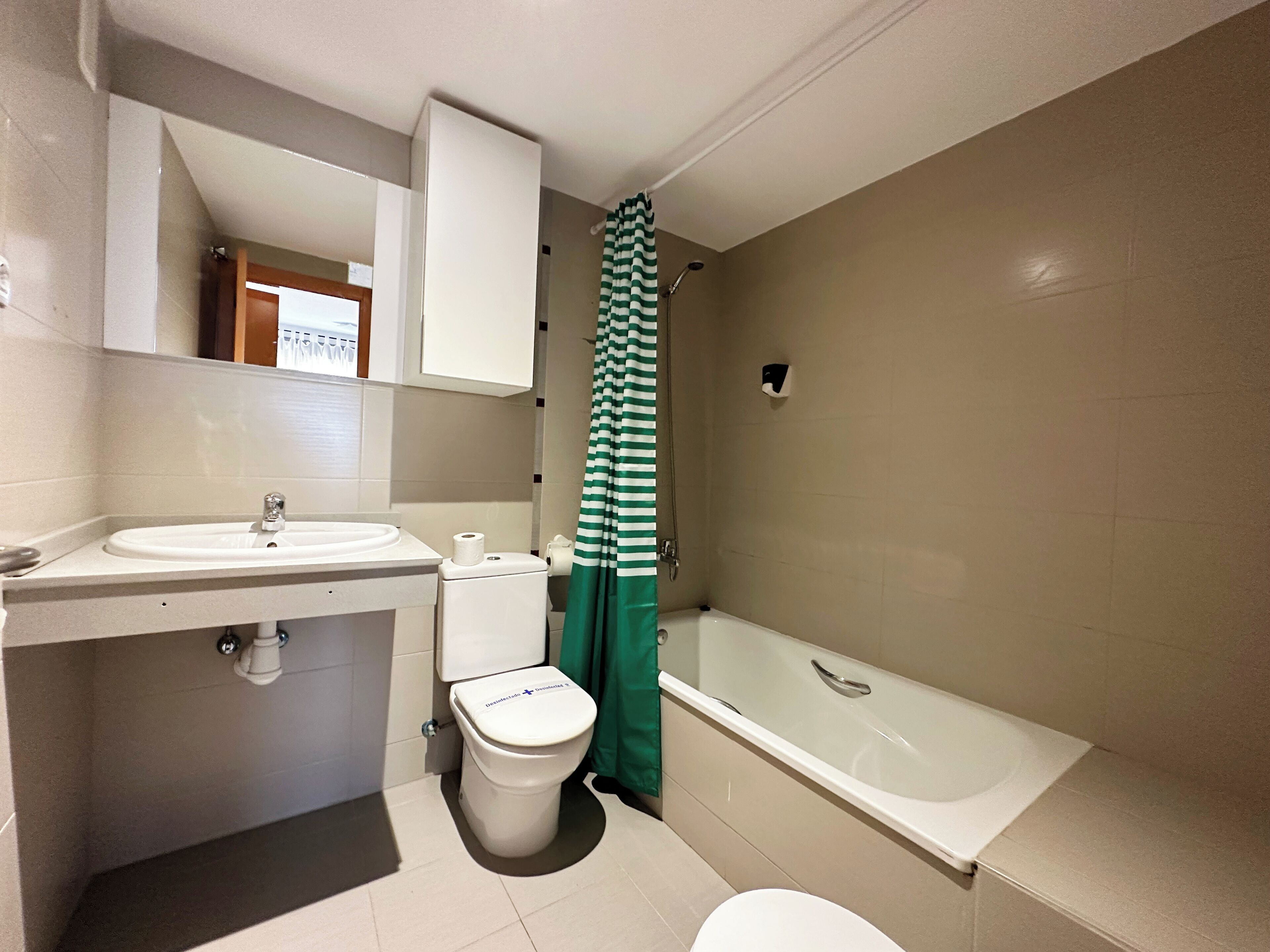 Un baño con lavamanos, inodoro y bañera.