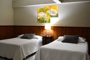 Habitació doble | Escriptori, planxa i posts de planxar, wifi gratuïta i roba de llit 