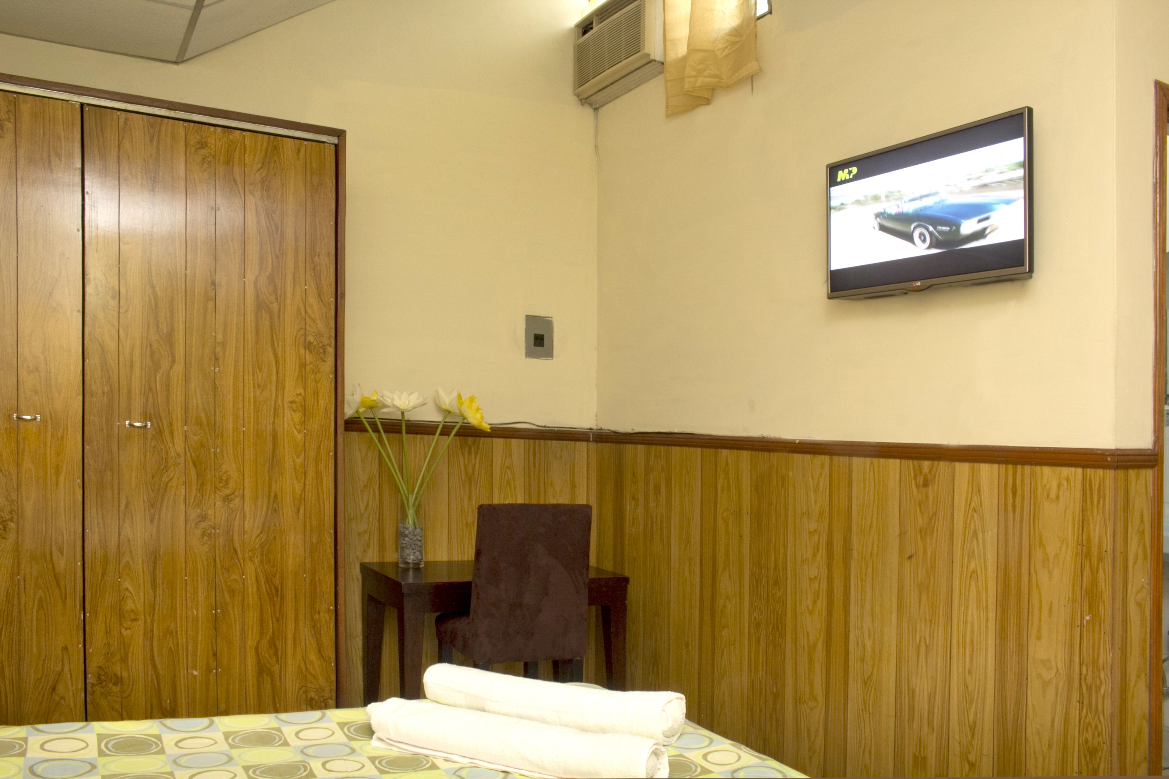 quadruple room, private bathroom | 1 bedroom, desk, iron/ironing board, free wifi