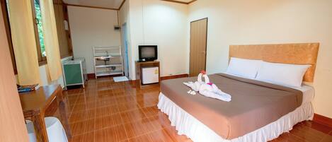 Standard Double Room | Meja, katil bayi/kot (surcaj), katil lipat simpan/tambahan