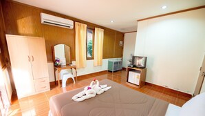 A hotel room with a bed, a desk, a TV, and a wardrobe. - Poonsap Resort (Ko Lanta)