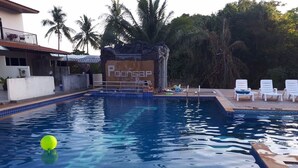 A swimming pool with a sign reading "Poonseep Rock". - Poonsap Resort (Ko Lanta)