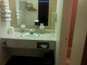 Combined shower/tub, free toiletries, hair dryer, towels - Indian Head Motel (Winamac)