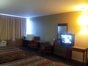 Desk, free WiFi, bed sheets - Indian Head Motel (Winamac)
