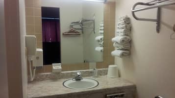 Habitación estándar doble de uso individual | Servicios del cuarto de baño | Ducha y bañera combinadas y artículos de higiene personal gratuitos