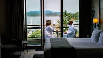 Premium Room, 1 King Bed, Fireplace, Harbour View | Hypo-allergenic bedding, down duvets, in-room safe, desk