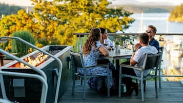 供應早餐、晚餐及早午餐