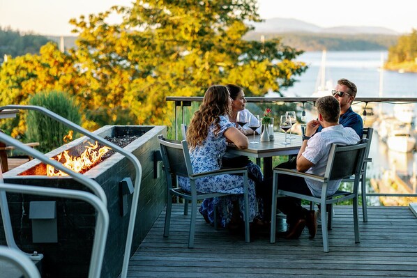 Breakfast, dinner and brunch served