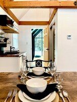 Sleeping with Wolves | Zona de estar | Una televisión