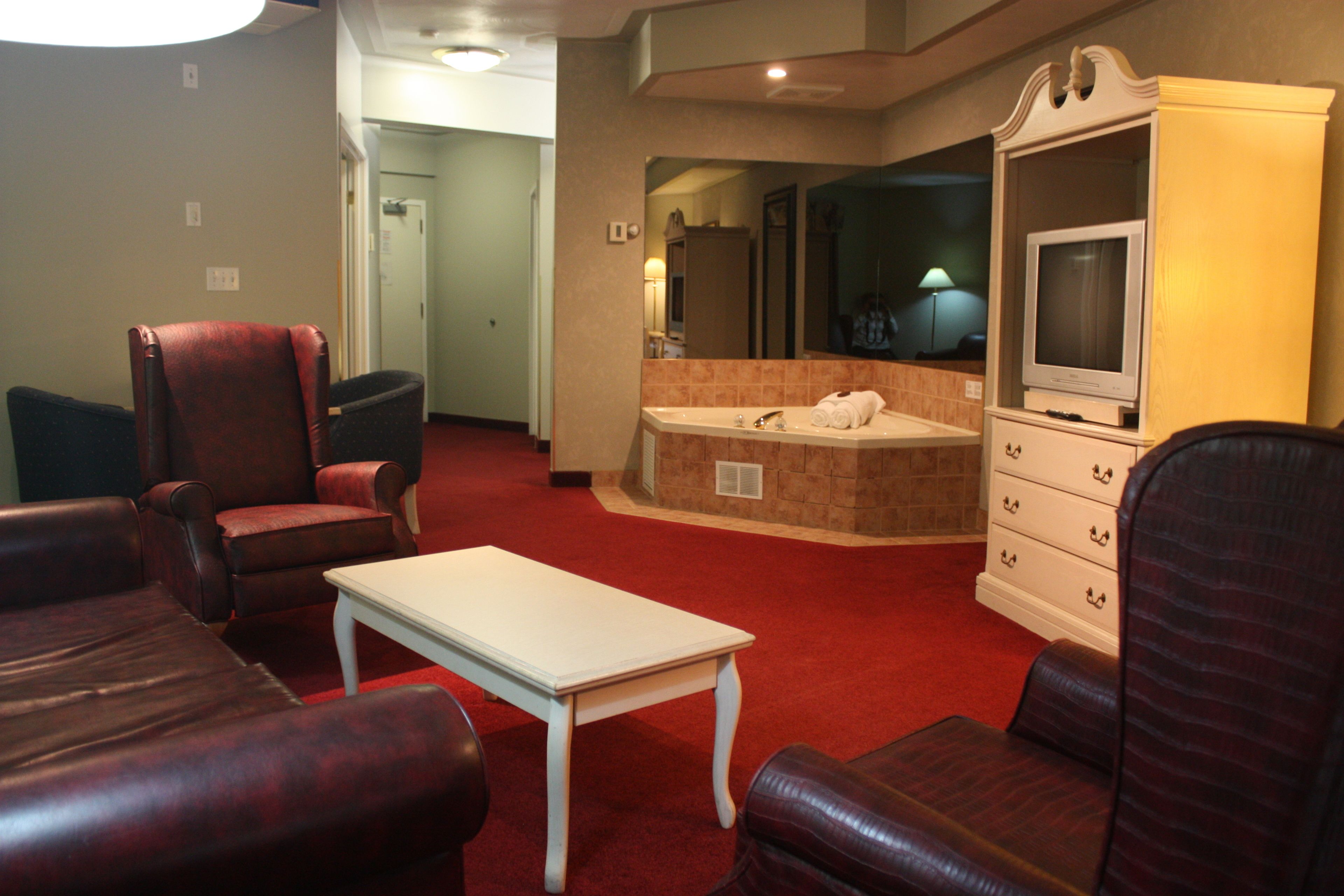 executive suite, 1 queen bed | desk, iron/ironing board, free wifi, bed sheets