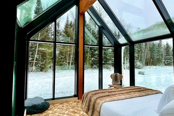 Escritorio, tabla de planchar con plancha, wifi gratis y ropa de cama