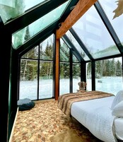 Escritorio, tabla de planchar con plancha, wifi gratis y ropa de cama