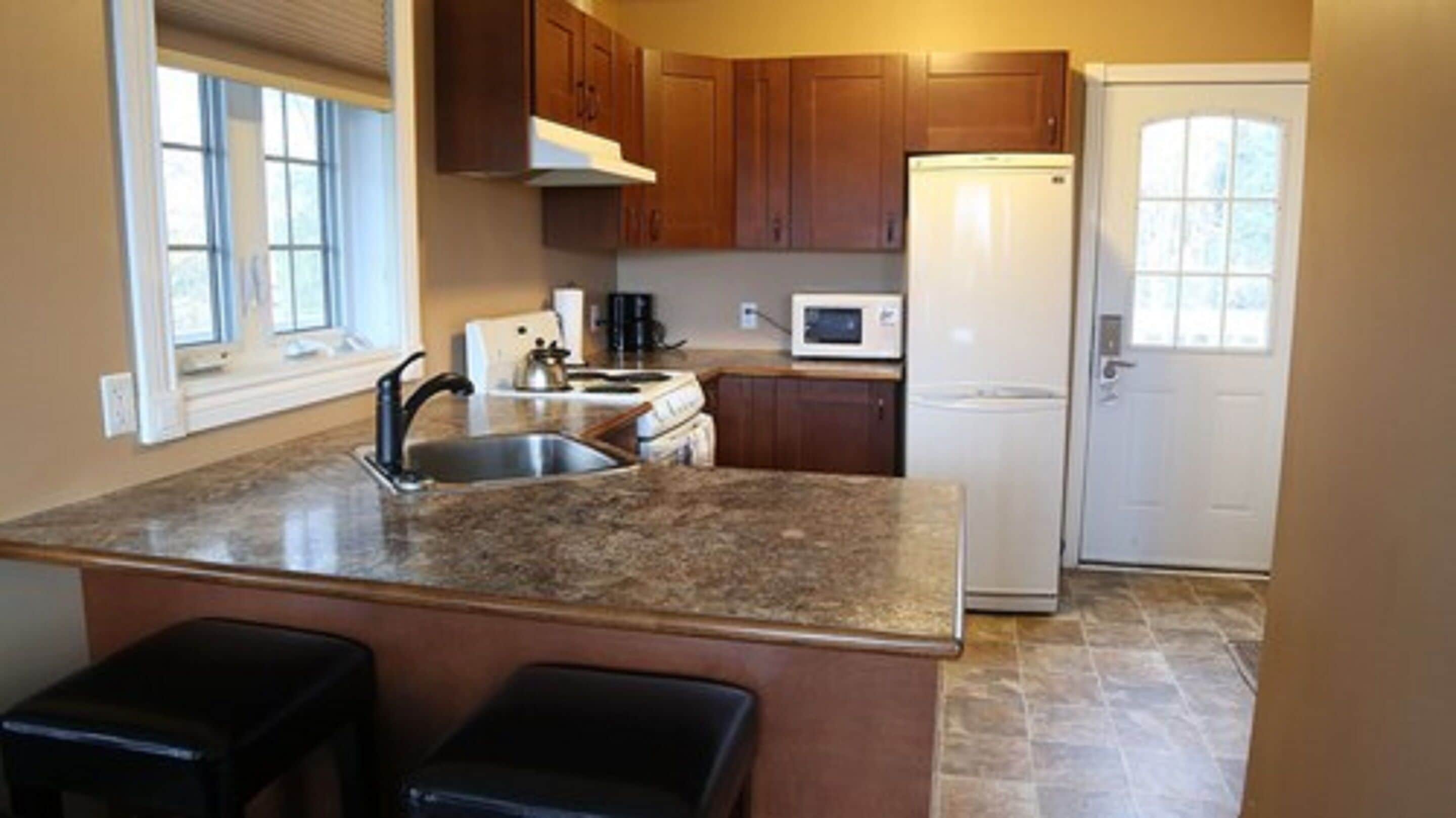 comfort chalet, 1 queen bed with sofa bed | desk, iron/ironing board, free wifi, bed sheets