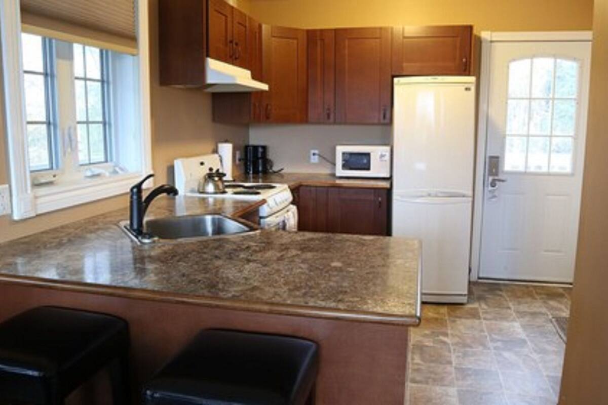 comfort chalet, 1 queen bed with sofa bed | desk, iron/ironing board, free wifi, bed sheets