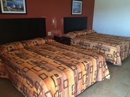 Quarto standard, 2 camas de casal | Wi-Fi de cortesia, roupa de cama